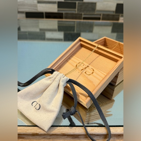 EUC CVC Stones Necklace with 5 Diamonds Set in Beautiful Black and White Stone - Picture 5 of 8